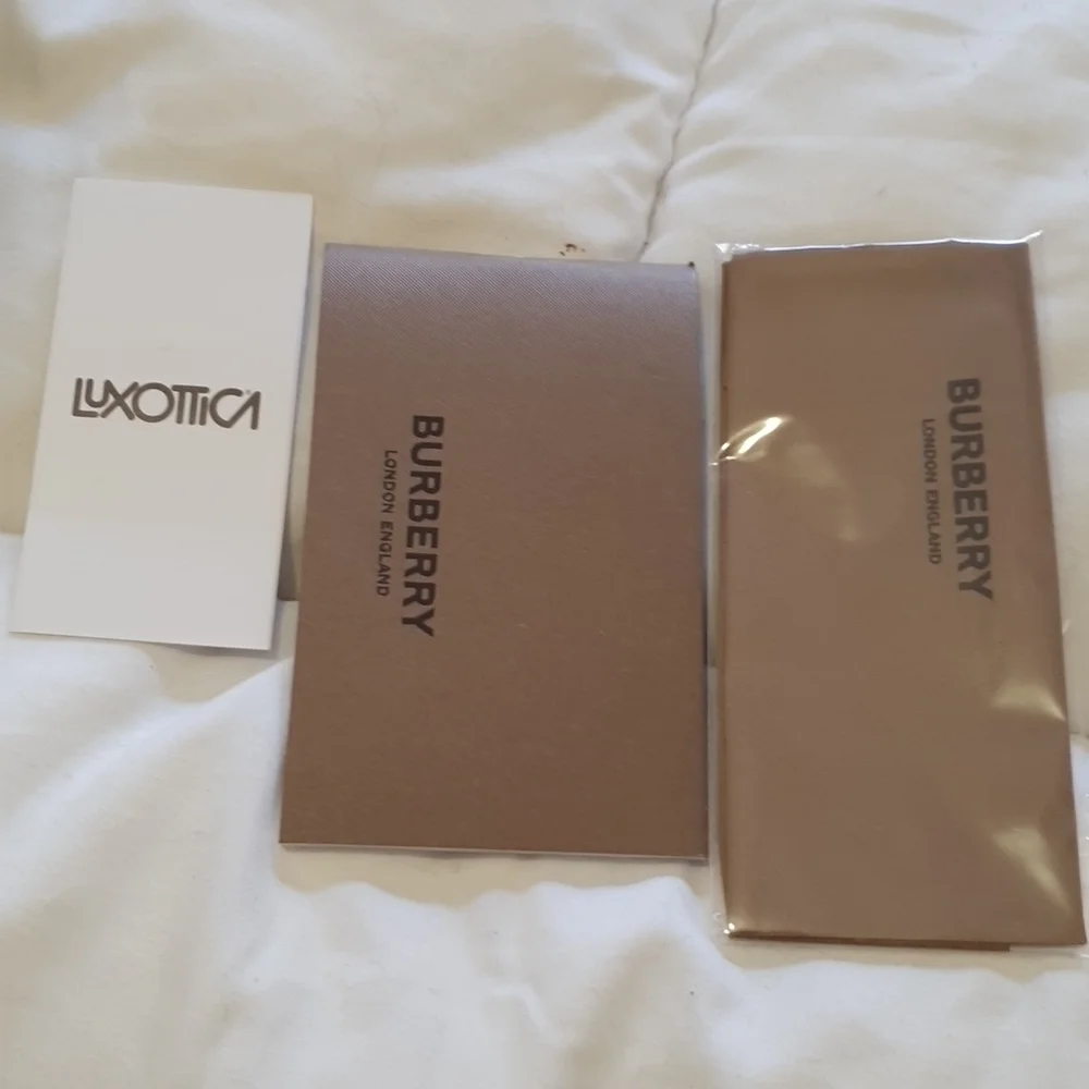 Burberry sunglasses NWT - Picture 2 of 5